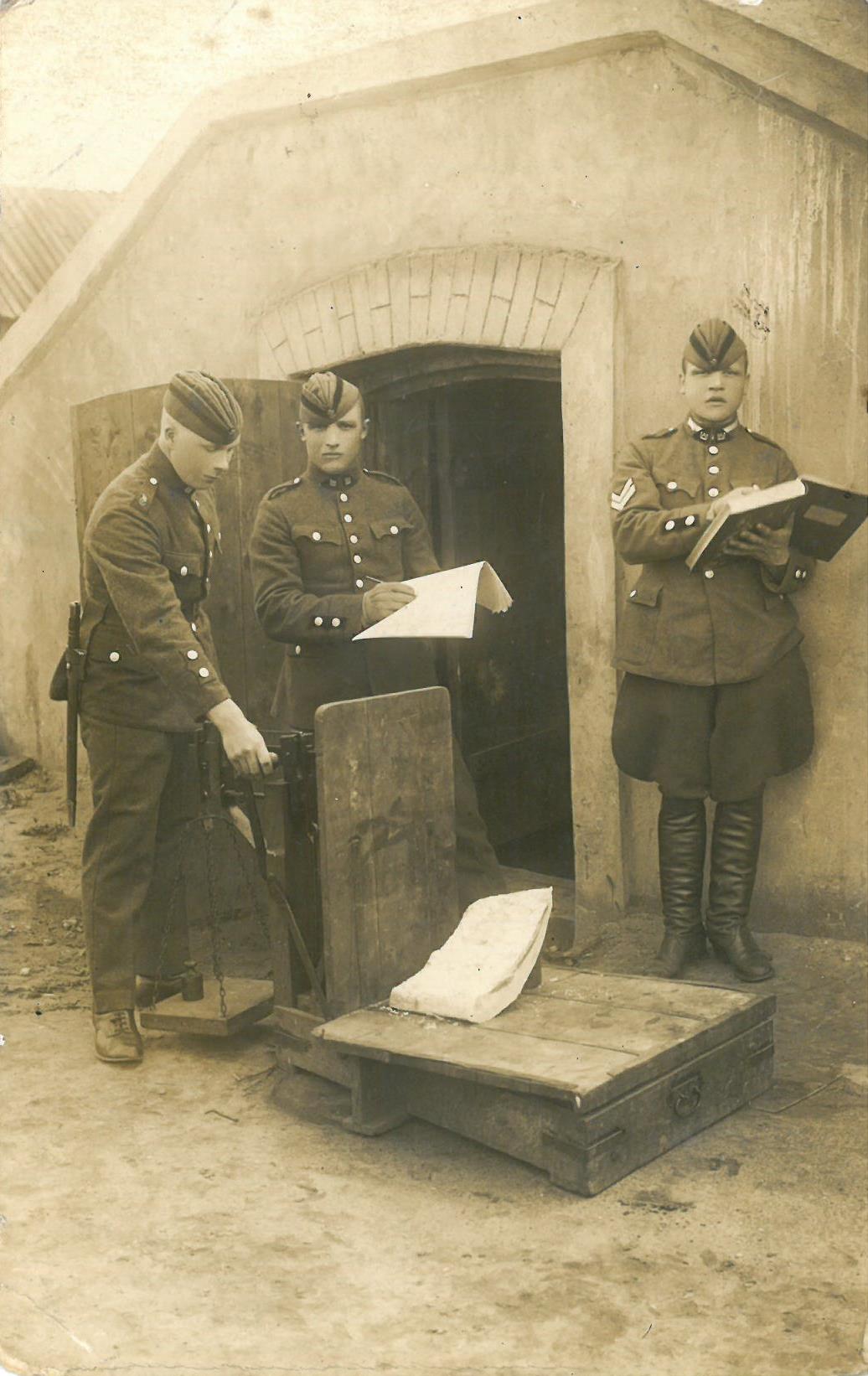 Lietuvos kariuomenės kariai Radviliškyje. Kazys Balčiūnas (pirmas iš kairės) sveria lašinius 