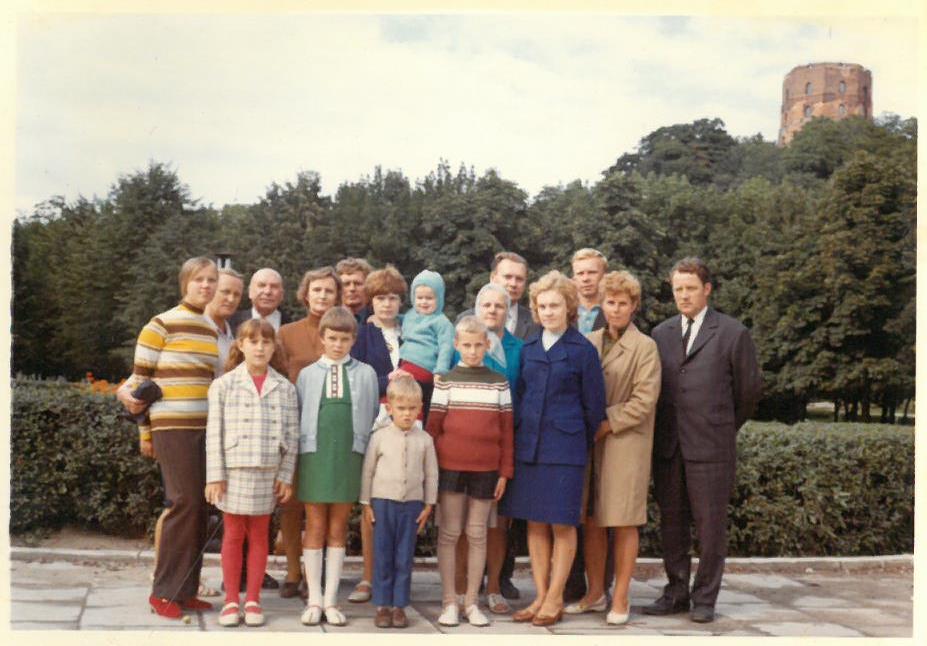 Pirmasis Kazio Balčiūno vizitas Lietuvoje, praleidus ilgus tremties metus Jungtinėse Amerikos Valstijose. K. Balčiūnas (trečias iš kairės) su artimaisiais. Vilnius, 1972 m. rugpjūčio 26 d. 