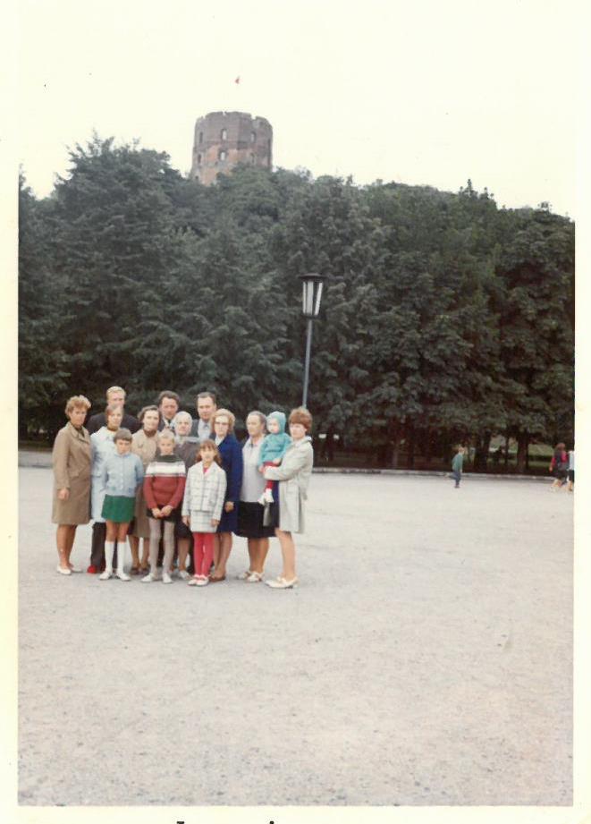 Pirmasis Kazio Balčiūno vizitas Lietuvoje, praleidus ilgus tremties metus Jungtinėse Amerikos Valstijose. K. Balčiūnas nuotraukoje įamžino savo artimuosius. Vilnius, 1972 m. rugpjūčio 26 d. 