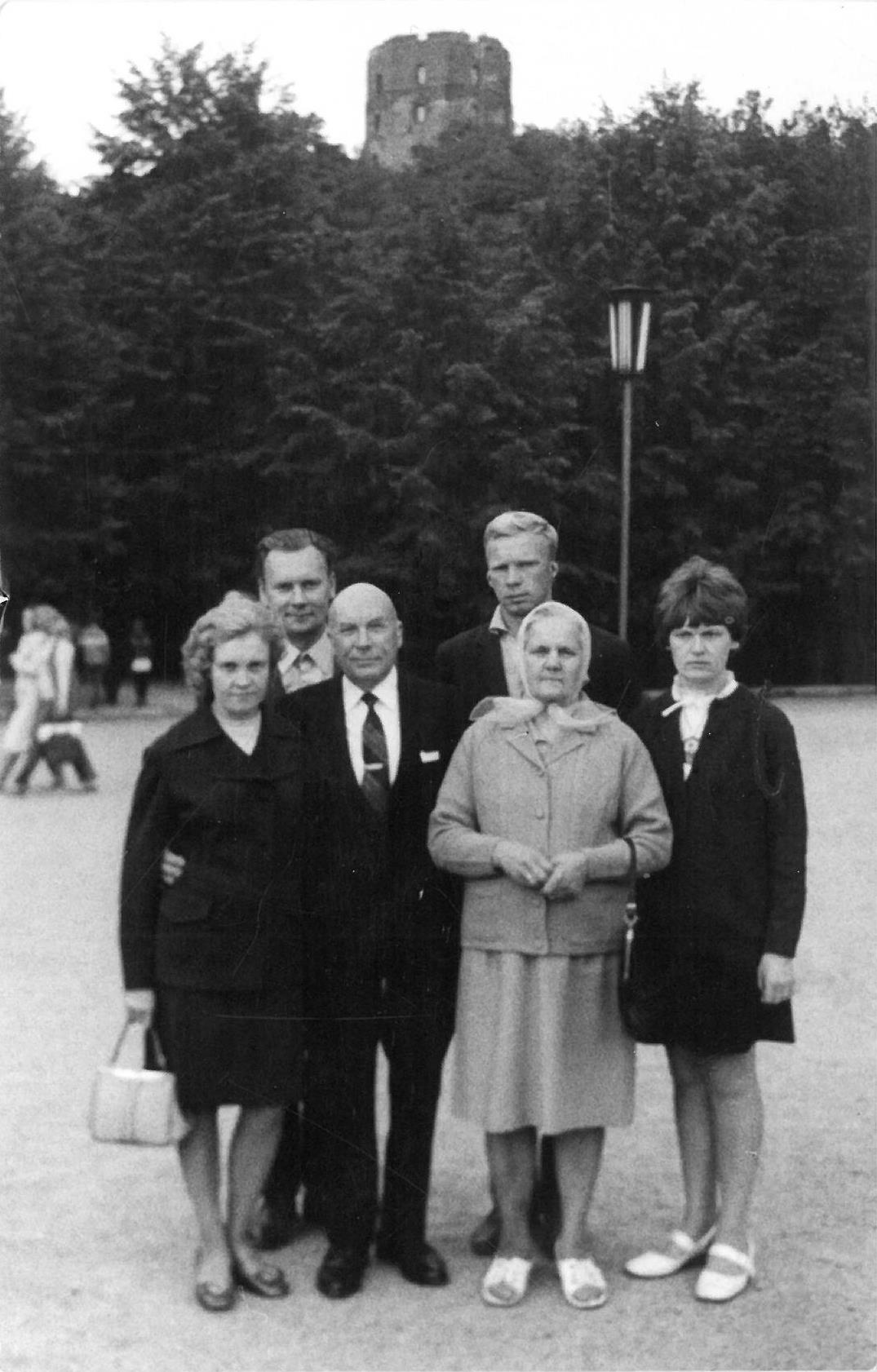 Pirmasis Kazio Balčiūno vizitas Lietuvoje, praleidus ilgus tremties metus Jungtinėse Amerikos Valstijose. K. Balčiūnas (pirmoje eilėje antras iš kairės) su artimaisiais. Vilnius, 1972 m. rugpjūčio 26 d. 