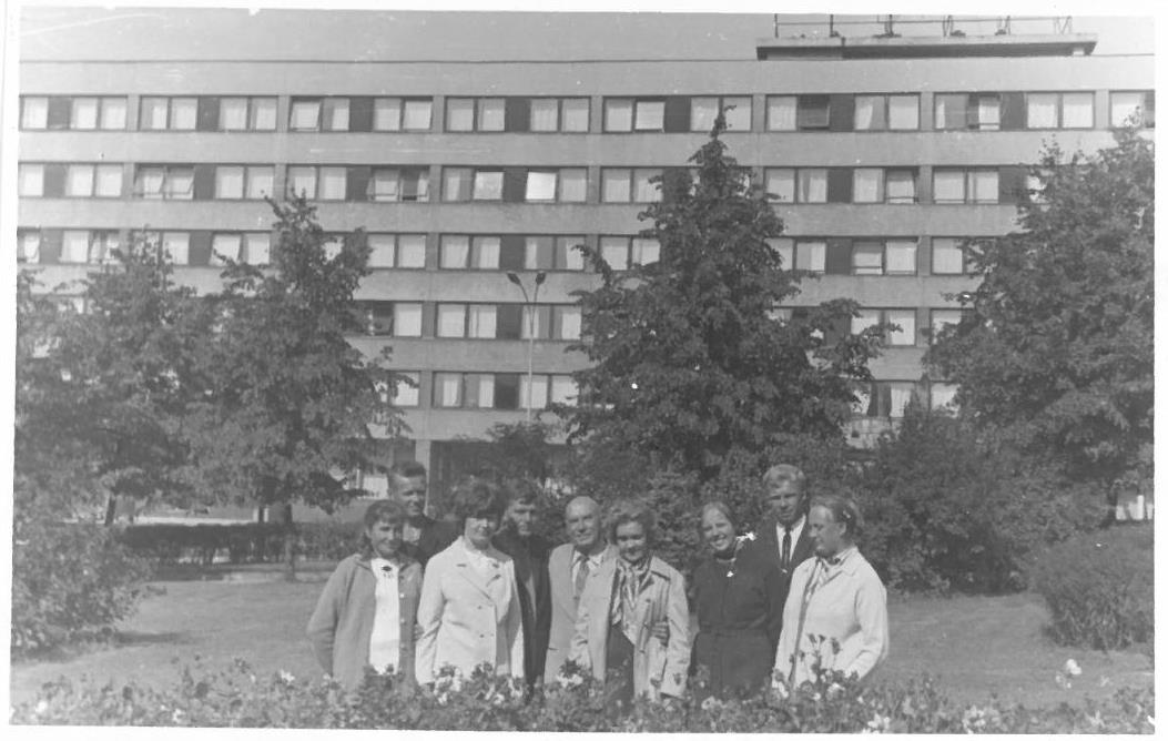 Pirmasis Kazio Balčiūno vizitas Lietuvoje, praleidus ilgus tremties metus Jungtinėse Amerikos Valstijose. K. Balčiūnas (antroje eilėje trečias iš kairės) su artimaisiais. Vilnius, 1972 m. rugsėjo 3 d. 
