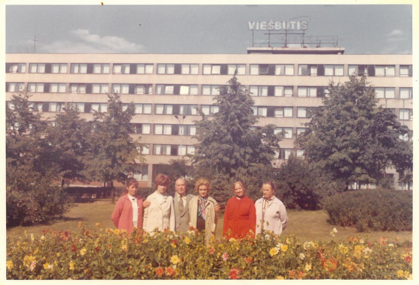 Pirmasis Kazio Balčiūno vizitas Lietuvoje, praleidus ilgus tremties metus Jungtinėse Amerikos Valstijose. K. Balčiūnas (trečias iš kairės) su artimaisiais. Vilnius, 1972 m. rugsėjo 3 d. 