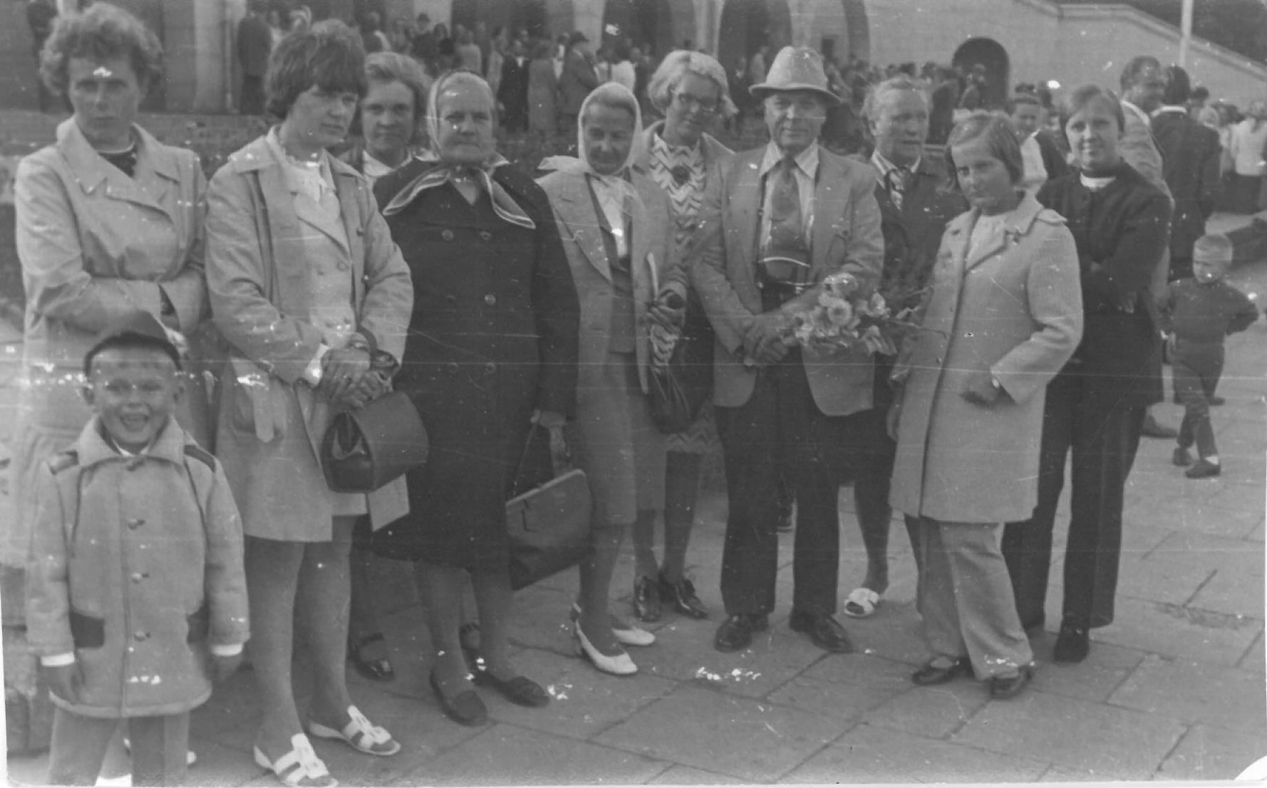 Antrasis Kazio Balčiūno vizitas Lietuvoje, praleidus ilgus tremties metus Jungtinėse Amerikos Valstijose. K. Balčiūnas (su gėlių puokšte) su artimaisiais. Vilnius, 1974 m. 