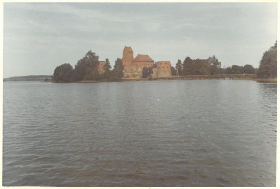 Antrasis Kazio Balčiūno vizitas Lietuvoje, praleidus ilgus tremties metus Jungtinėse Amerikos Valstijose. K. Balčiūnas nuotraukoje įamžino Trakų pilį. 1974 m.  