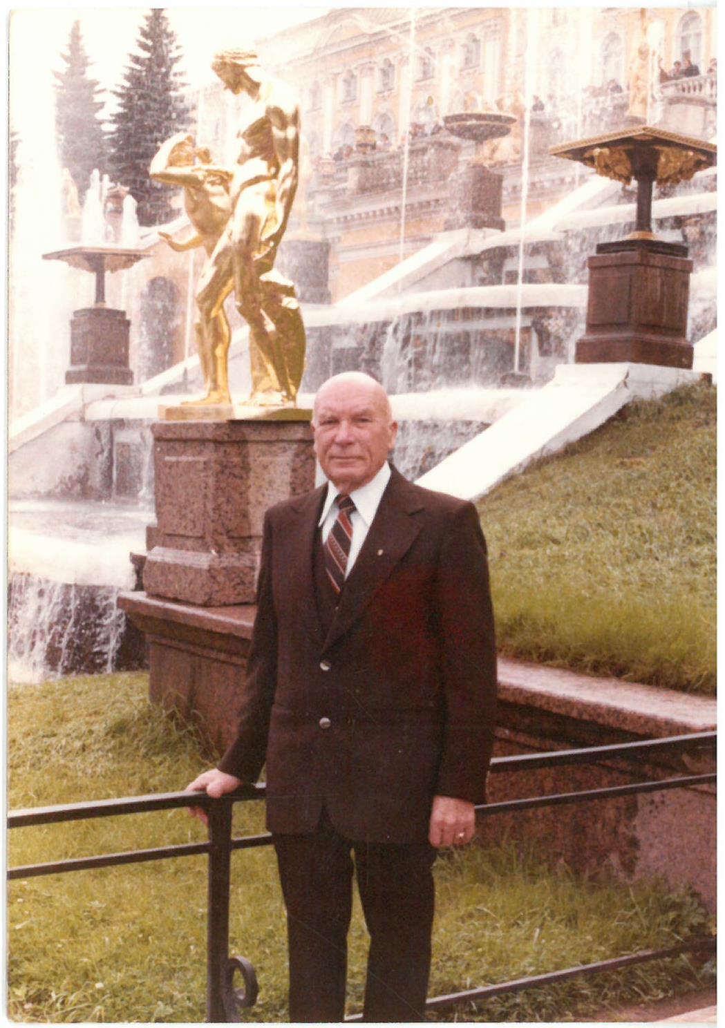 Kazys Balčiūnas prie Peterhofo rūmų. Sankt Peterburgas, Rusija. 1979 m. liepos mėn.