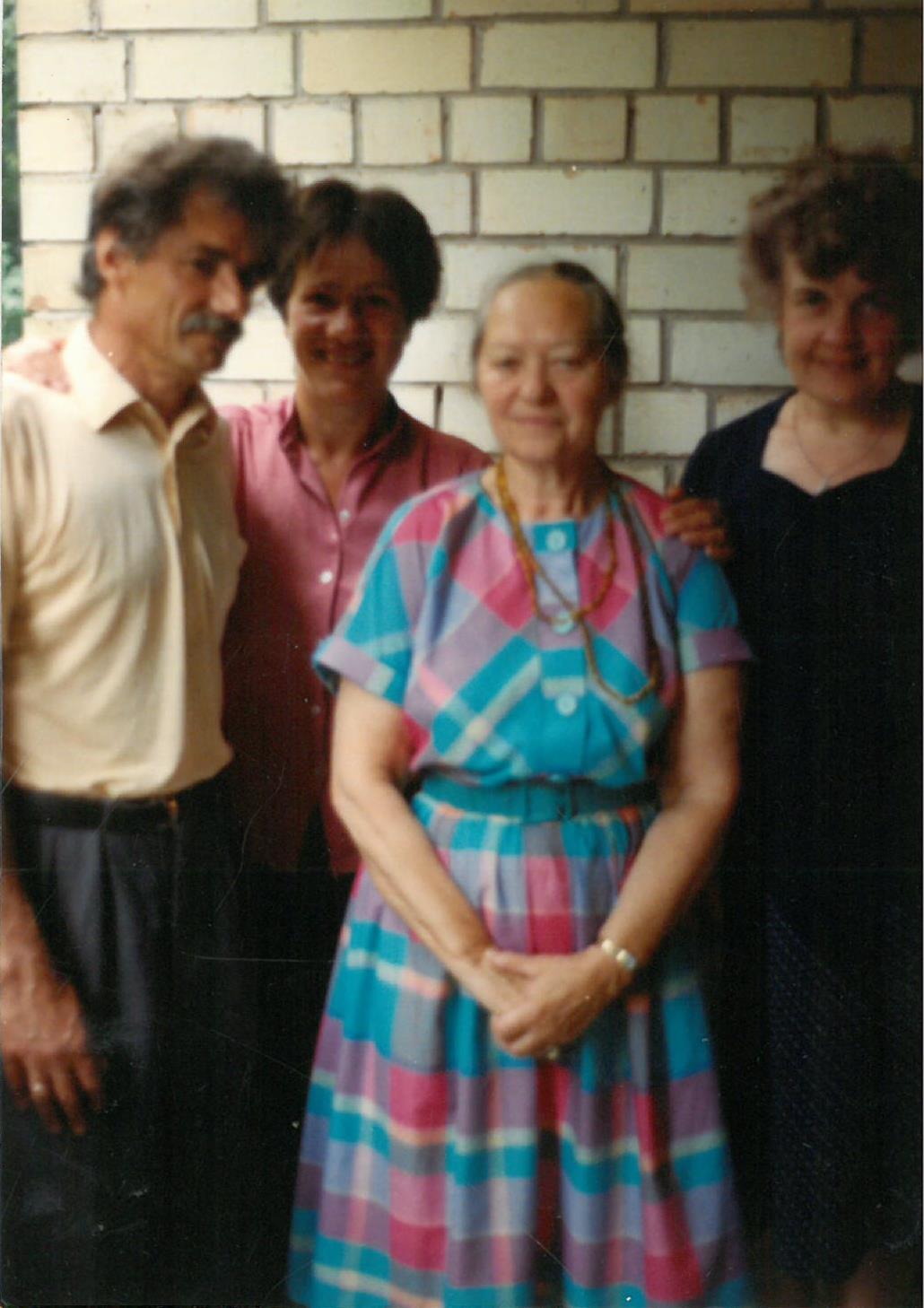 Susitikimas. Regina Samuolienė (pirma iš dešinės) kartu su rašytoju Mykolu Karčiausku (1939–2018)