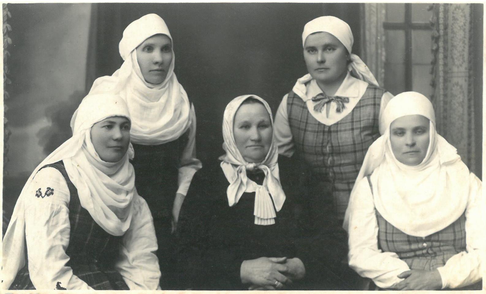 Pasvalio siuvėjos. Kazio Balčiūno sesuo, moterų katalikių sąjungos narė, siuvėja  Elena Levanienė (antroje eilėje pirma iš kairės)