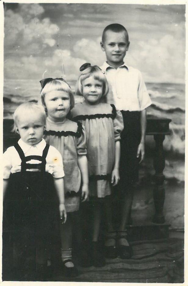 Kazio Balčiūno vaikai Pasvalyje. Iš kairės: Albertas, Marytė, Regina ir Kazys 