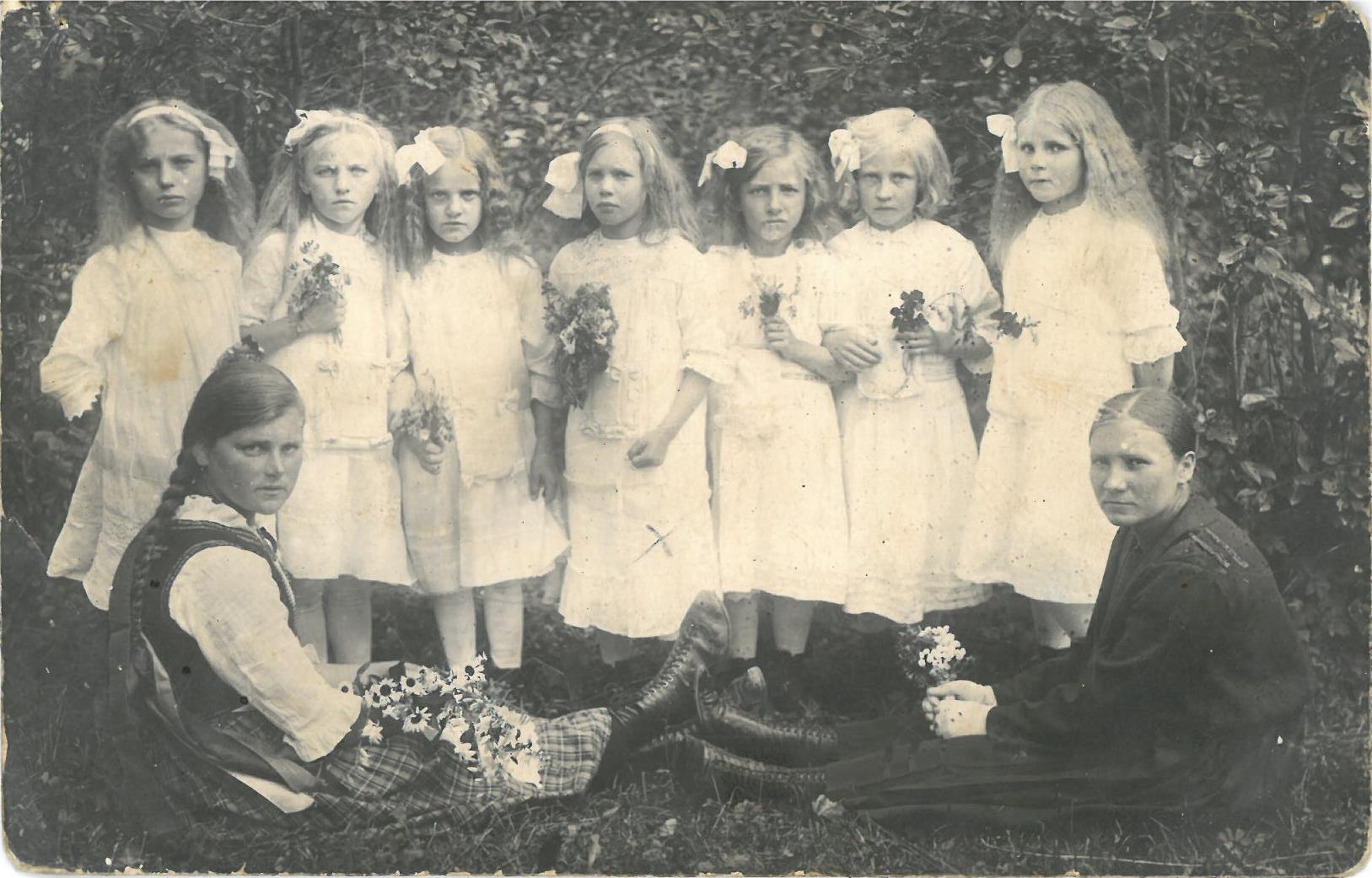 Reginos Samuolienės motinos Onos Dovydavičiūtės (ketvirta iš kairės) Pirmoji Šventoji Komunija Pasvalyje. Kitoje fotografijos pusėje yra užrašas: „Pasvalys, 1922 m.“