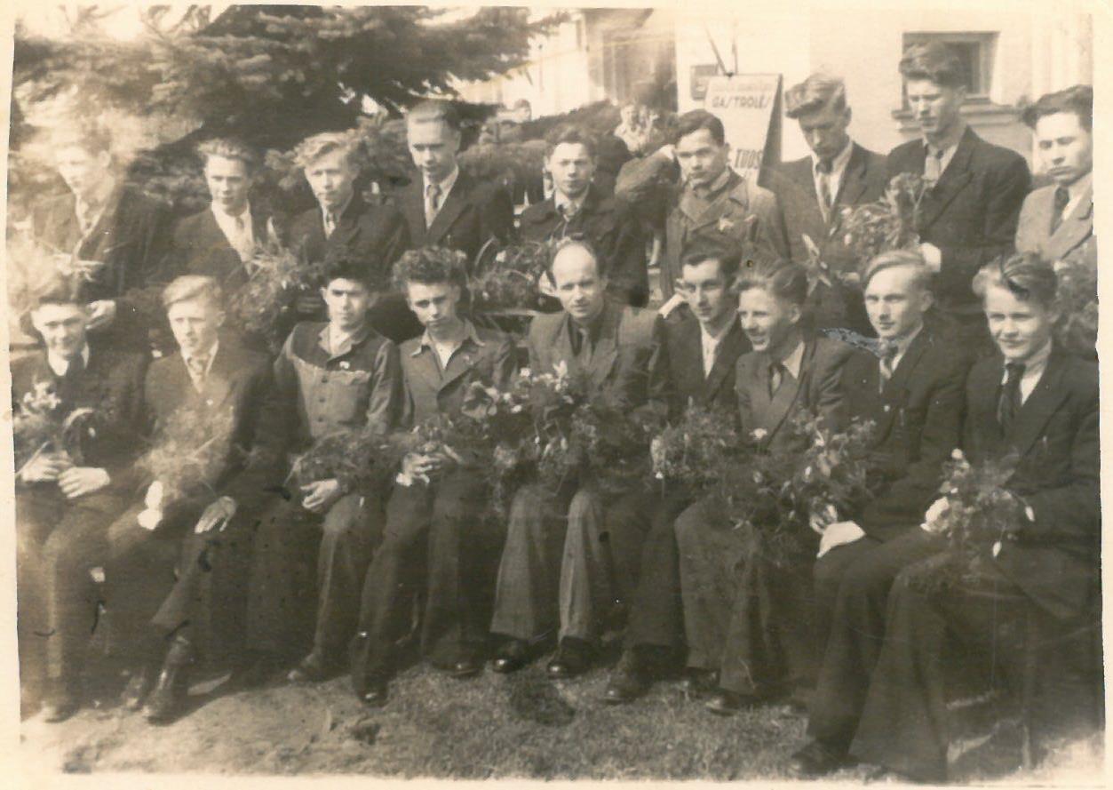 Pasvalio vidurinės mokyklos (dabar Petro Vileišio gimnazija) abiturientai. Reginos Samuolienės brolis Kazys Balčiūnas (antroje eilėje trečias iš kairės), klasės auklėtojas-mokytojas Bronius Bagdonavičius (1919–2005) (pirmoje eilėje penktas iš kairės)