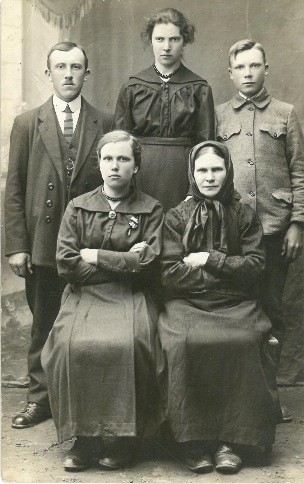 Balčiūnų šeima Joniškyje. Pirmoje eilėje iš kairės: Kazio Balčiūno sesuo Veronika Balčiūnaitė, motina Elena Balčiūnienė. Antroje eilėje iš kairės: brolis Juozas Balčiūnas, sesuo Elena Balčiūnaitė ir pats Kazys Balčiūnas