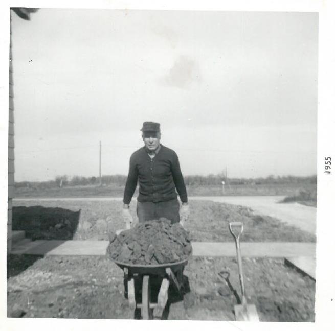 Kazys Balčiūnas veža žemes savo namų kieme. Lemontas, Čikagos priemiestis, JAV. 1955 m. 