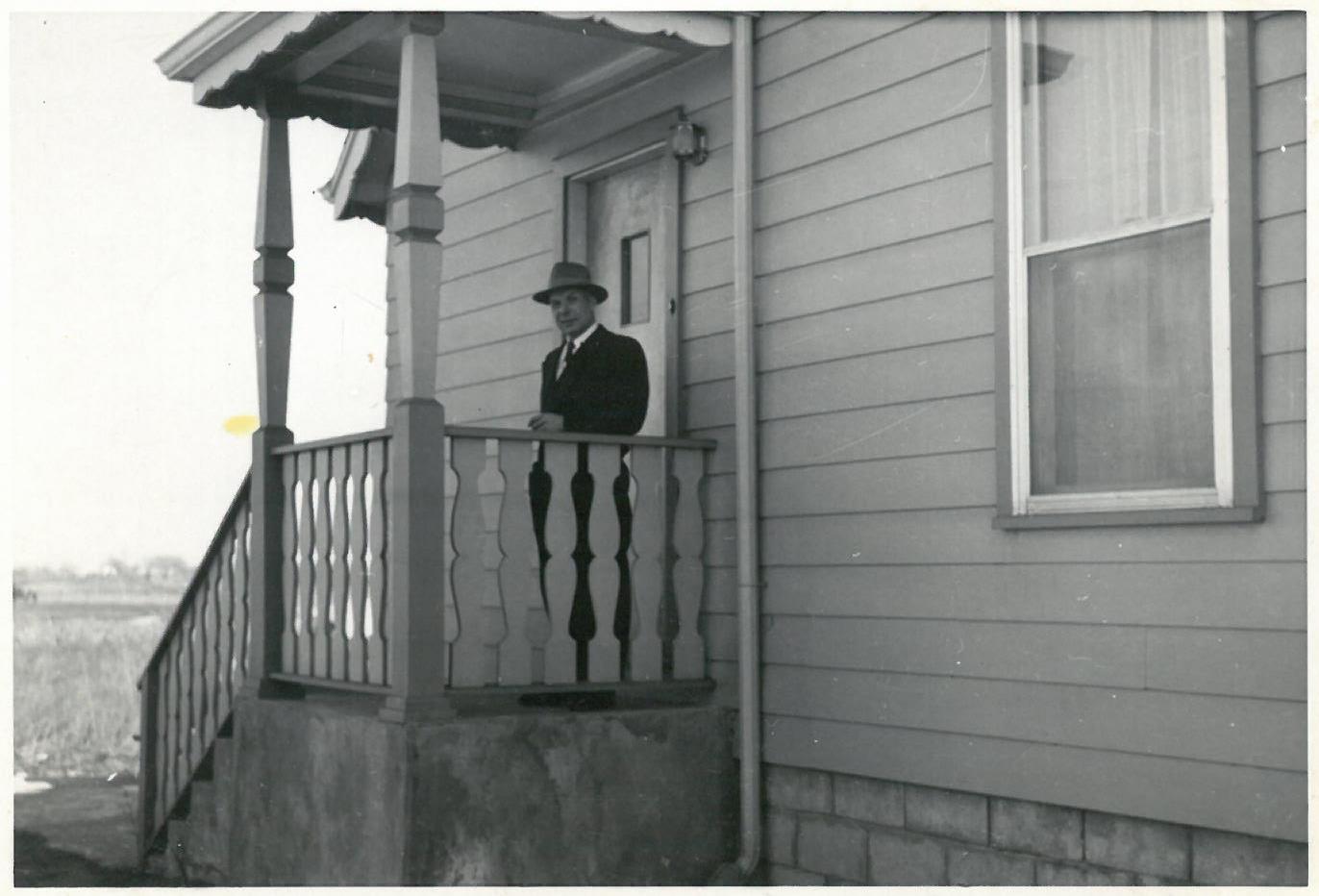 Kazys Balčiūnas prie savo ką tik pastatytų namų Lemonte, Čikagos priemiestyje, JAV. Kitoje fotografijos pusėje yra užrašas: „Chicago 1956. / Prisiminimui.“