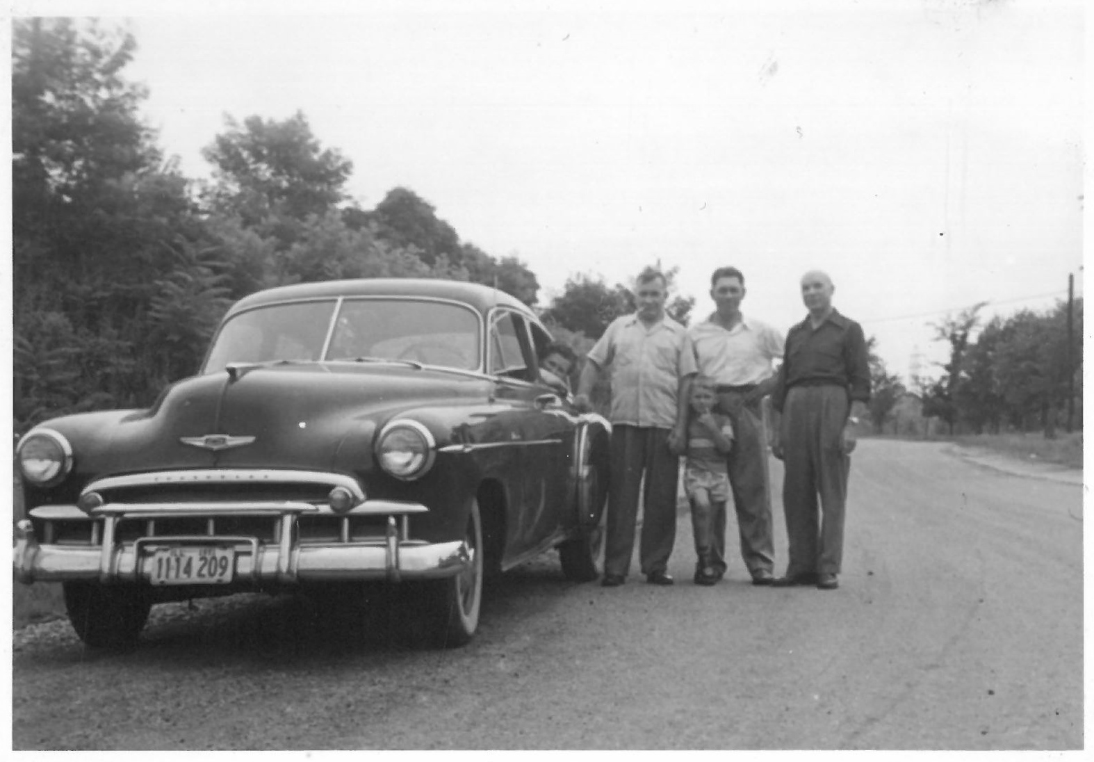 Kazys Balčiūnas (pirmas iš dešinės) prie savo automobilio. Lemontas, Čikagos priemiestis, JAV