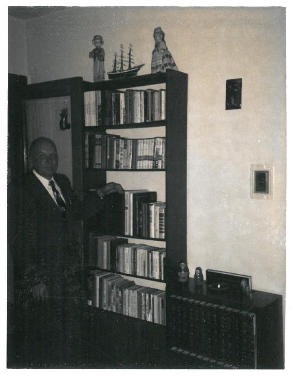 Kazys Balčiūnas prie knygų lentynos. Lemontas, Čikagos priemiestis, JAV