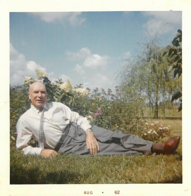 Kazys Balčiūnas savo namų kieme, prie sodintų gėlių. Lemontas, Čikagos priemiestis, JAV. 1962 m. rugpjūtis