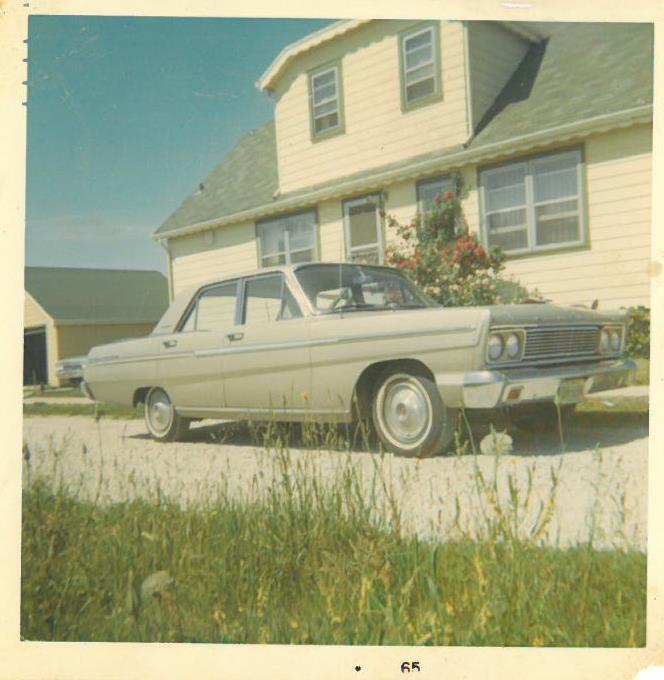 Kazio Balčiūno namai. Šalia stovi lengvasis automobilis „Ford“. Lemontas, Čikagos priemiestis, JAV. 1965 m. 
