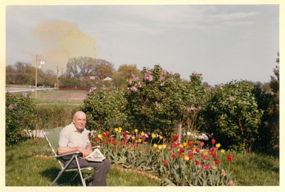Kazys Balčiūnas savo namuose, prie gėlių darželio. Lemontas, Čikagos priemiestis, JAV. 1970 m. 