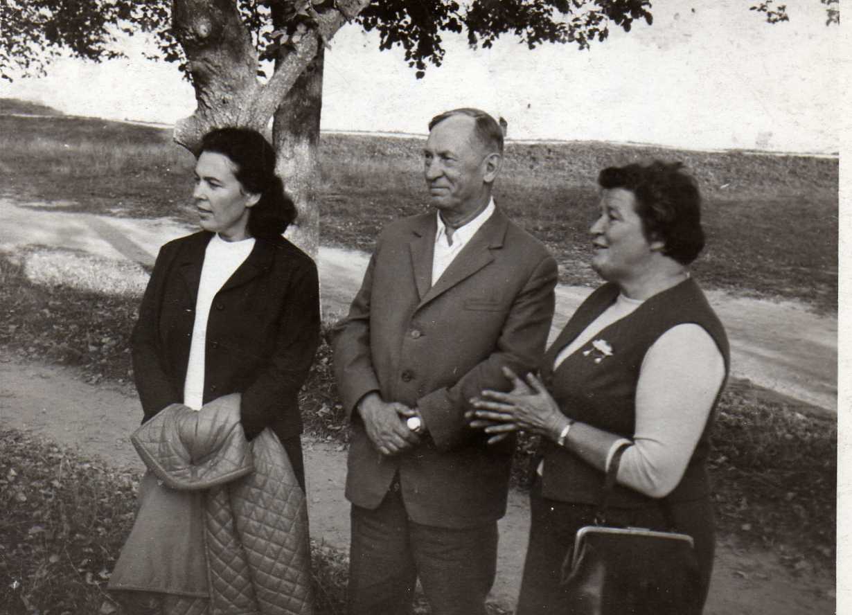 Lietuvos žemės ūkio akademijos Žemdirbystės katedros dėstytojų laisvalaikis prie Pečioros vienuolyno. 1972 m.