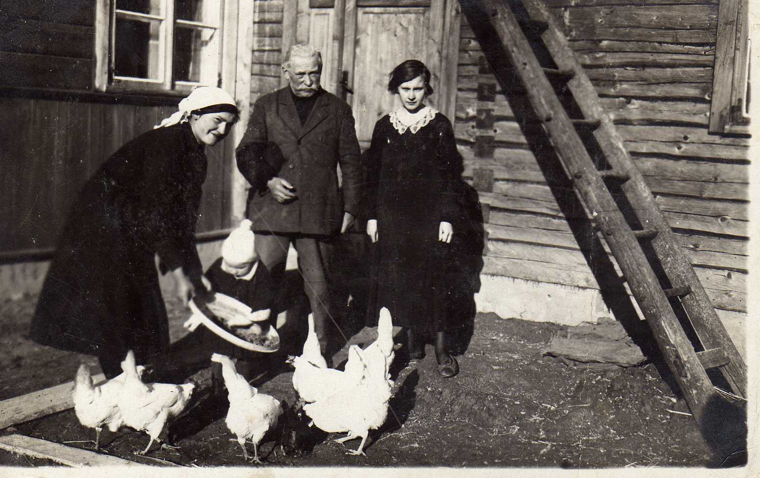 Profesoriaus, agronomo Petro Vasinausko tėvas Kazimieras Vasinauskas su artimaisiais. 1934 m. 