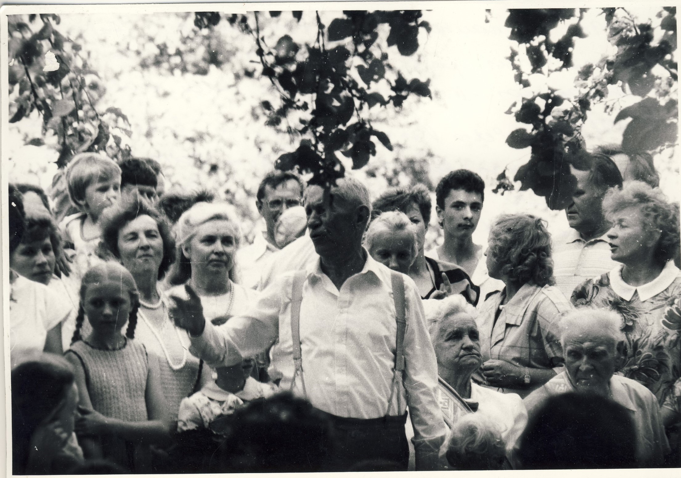 Kazimiero Vasinausko palikuonys giminės suvažiavime. Viduryje stovi profesorius, agronomas Petras Vasinauskas. 1989 m.