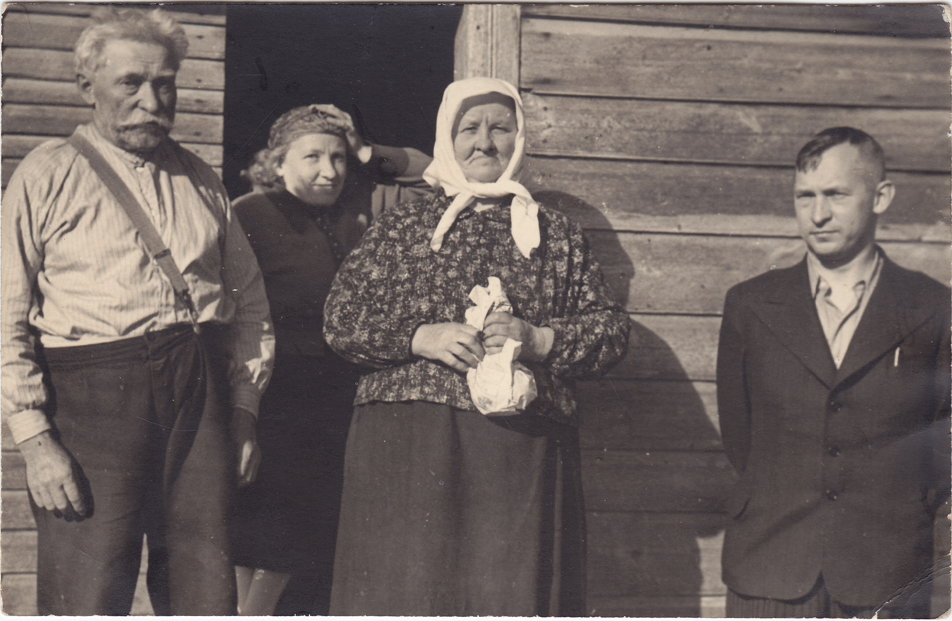 Agota ir Kazimieras Vasinauskai su dukterimi Apolonija ir sūnumi Petru. 1934 m.  