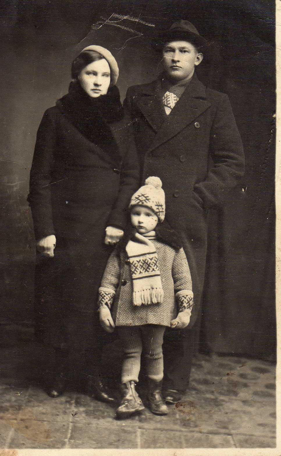 Agronomas Petras Vasinauskas su žmona Ona Vasinauskiene (Malakauskaite) ir dukterimi Ona Laimute Vasinauskaite. 1935 m.