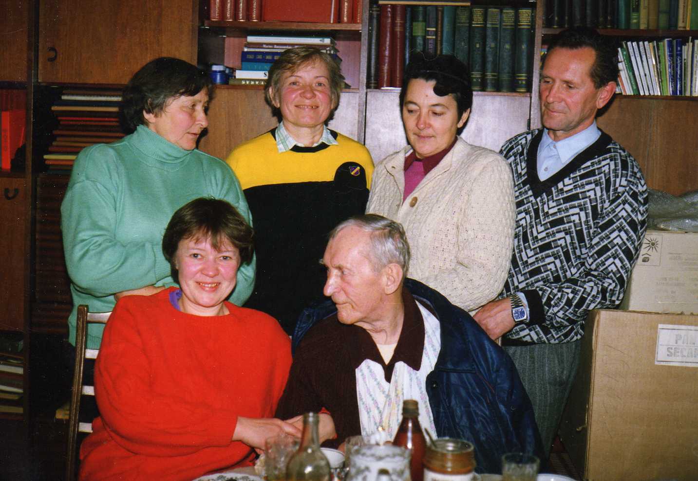 Profesoriaus, agronomo Petro Vasinausko (sėdi antras iš kairės) išleistuvės iš Akademijos į Kauną. 1994 m.