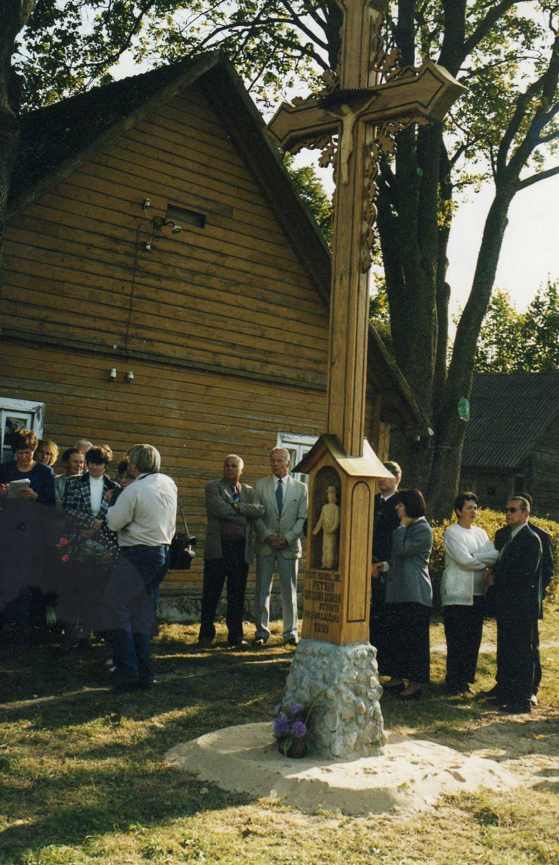 Paminklinis kryžius  Vasinauskų sodyboje, Pasvalio Vienkiemiuose. Pastatė pasvaliečiai 1999 m. Kryžiaus autorius – medžio drožėjas, Pasvalio menininkų klubo „Rats“ narys Arūnas Grušas