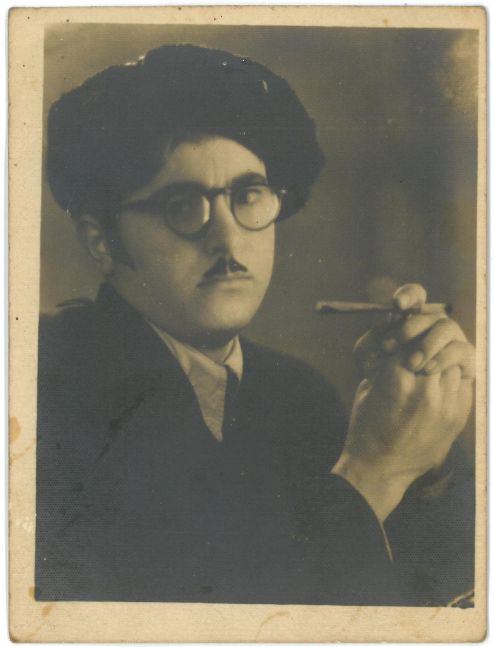 Neatpažinto vyro, sėdinčio su cigarete rankoje, portretas