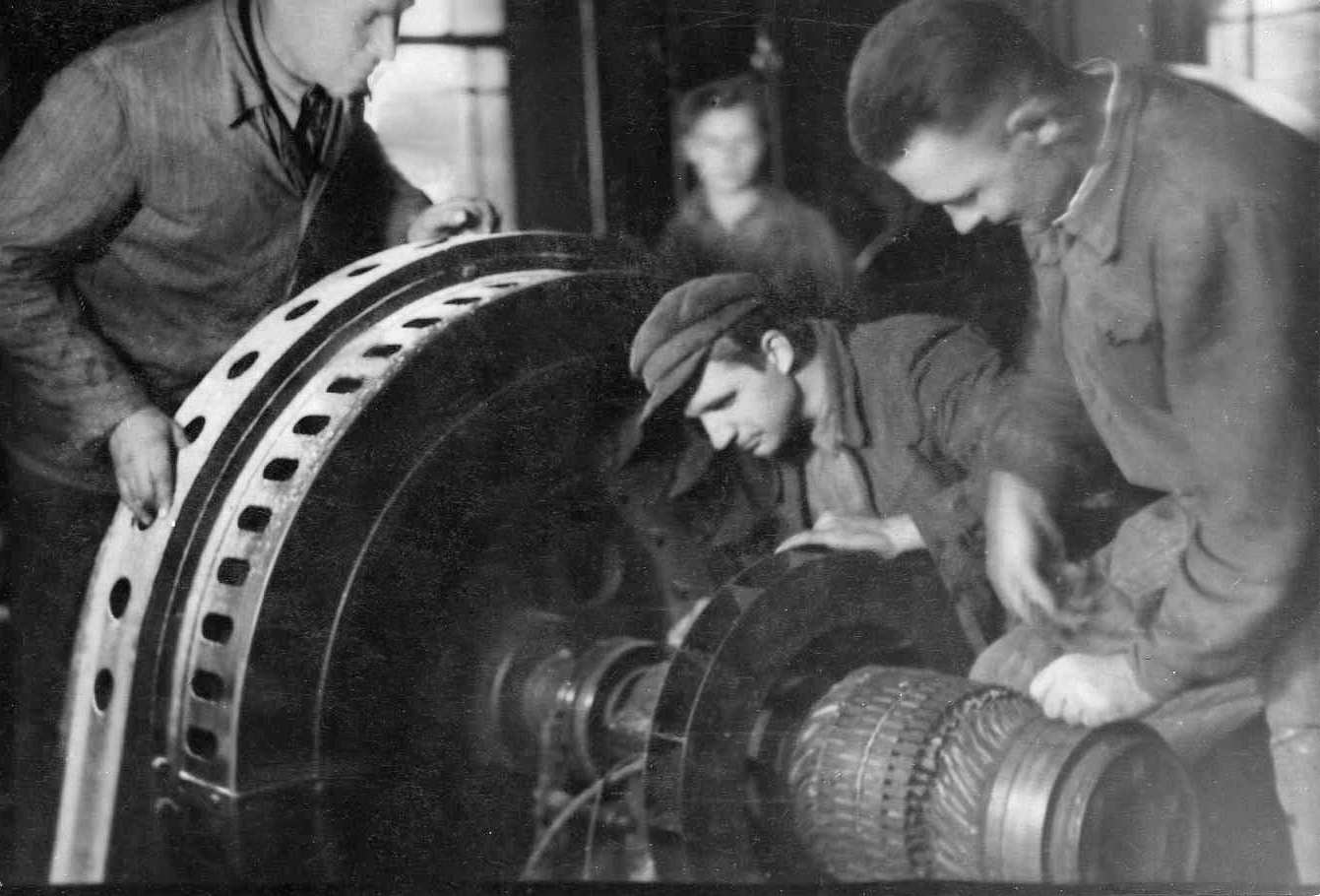 Profesoriaus, agronomo Petro Vasinausko brolis Jonas Vasinauskas prie Pasvalio elektrinės motorų. 1946 m.