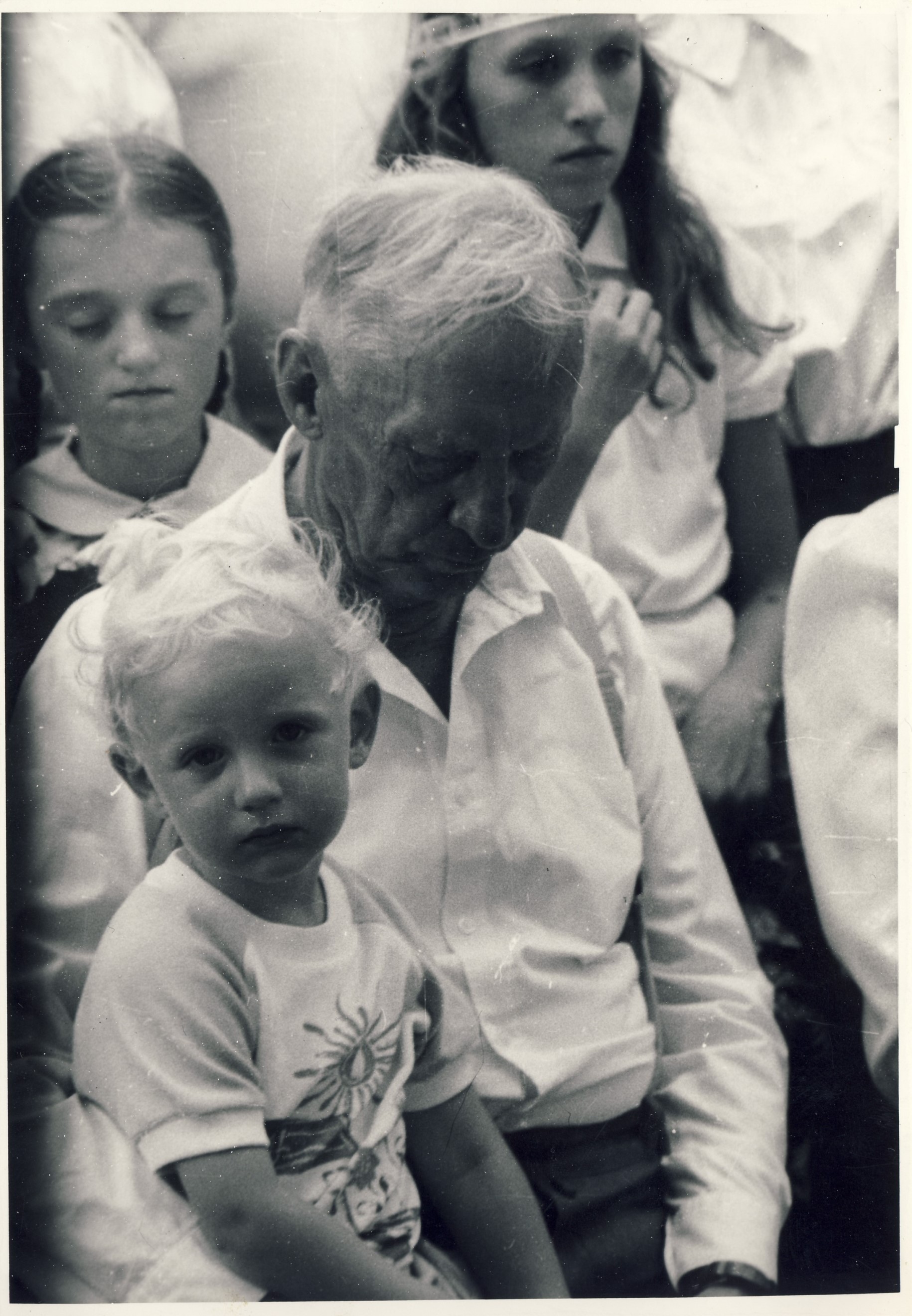 Profesorius, agronomas Petras Vasinauskas su anūkais ir proanūkiais. 1989 m.