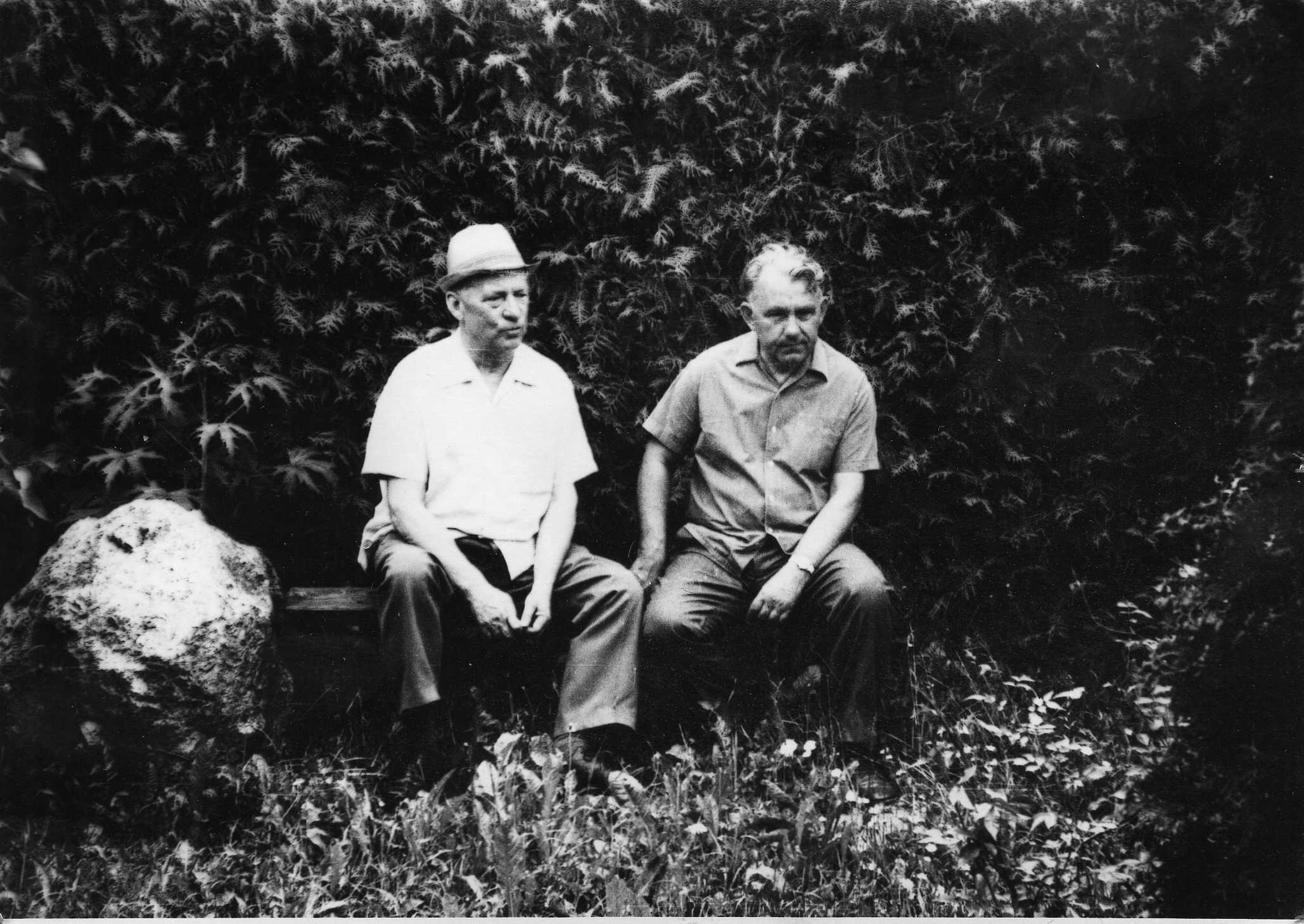 Prof. Petras Vasinauskas (kairėje) su kolega prof. A. Stancevičiumi 