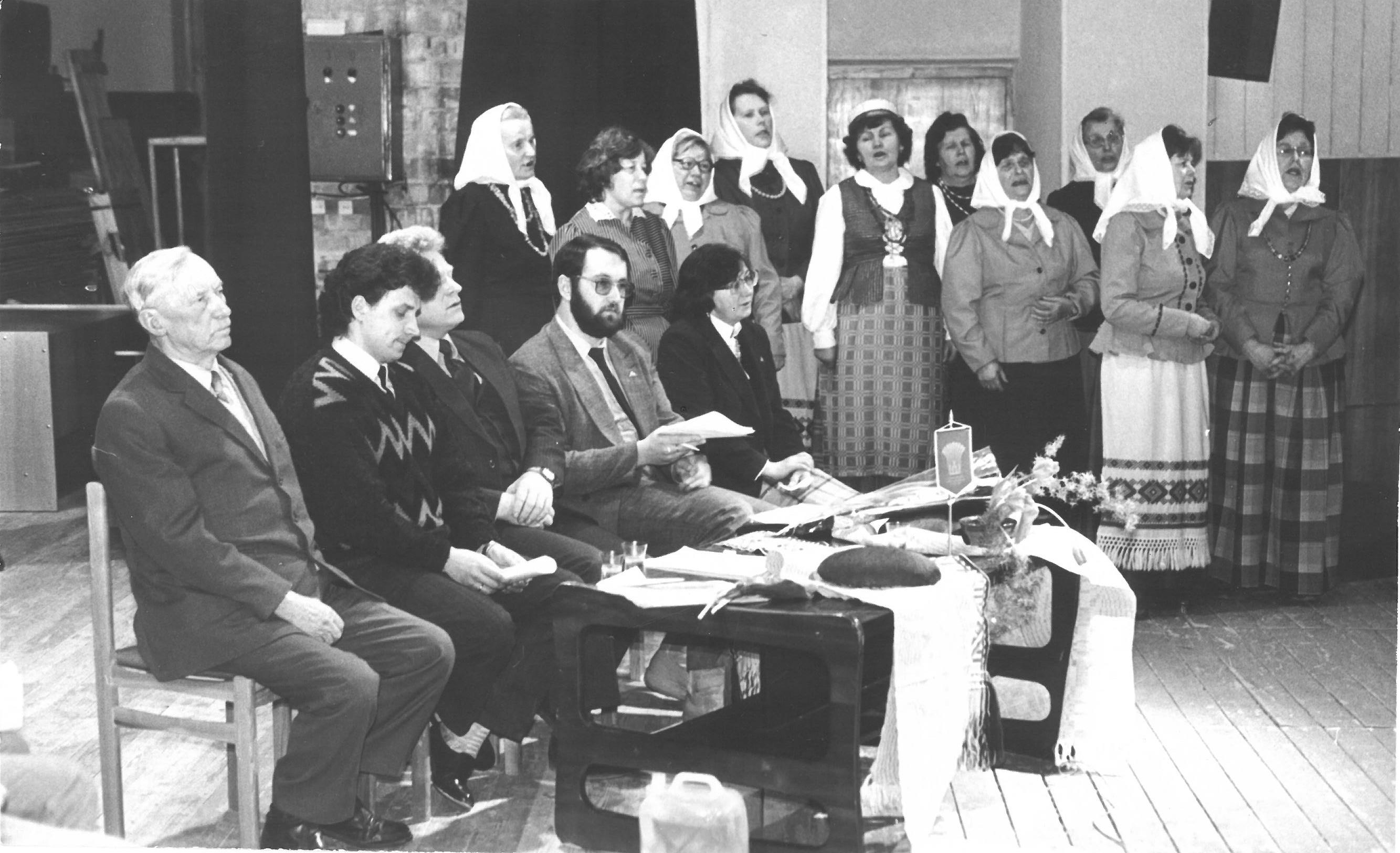 Prof. Petras Vasinauskas (sėdi pirmas iš kairės) susitikime su žemės ūkio darbuotojais Pasvalyje. 1989 m.