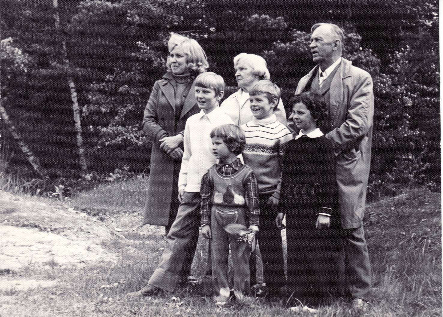  Profesorius, agronomas Petras Vasinauskas su žmona Ona Vasinauskiene, dukterimi Danute Čeponiene (Vasinauskaite) (pirma iš kairės) ir anūkais. 1977 m. pavasarį