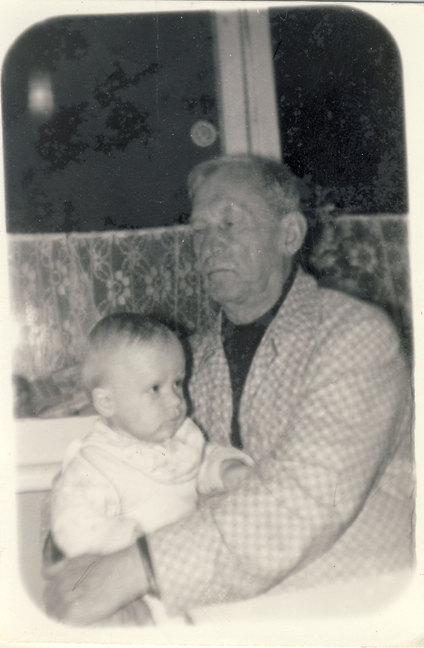 Profesorius, agronomas Petras Vasinauskas su anūku Tomu. 1985 m.