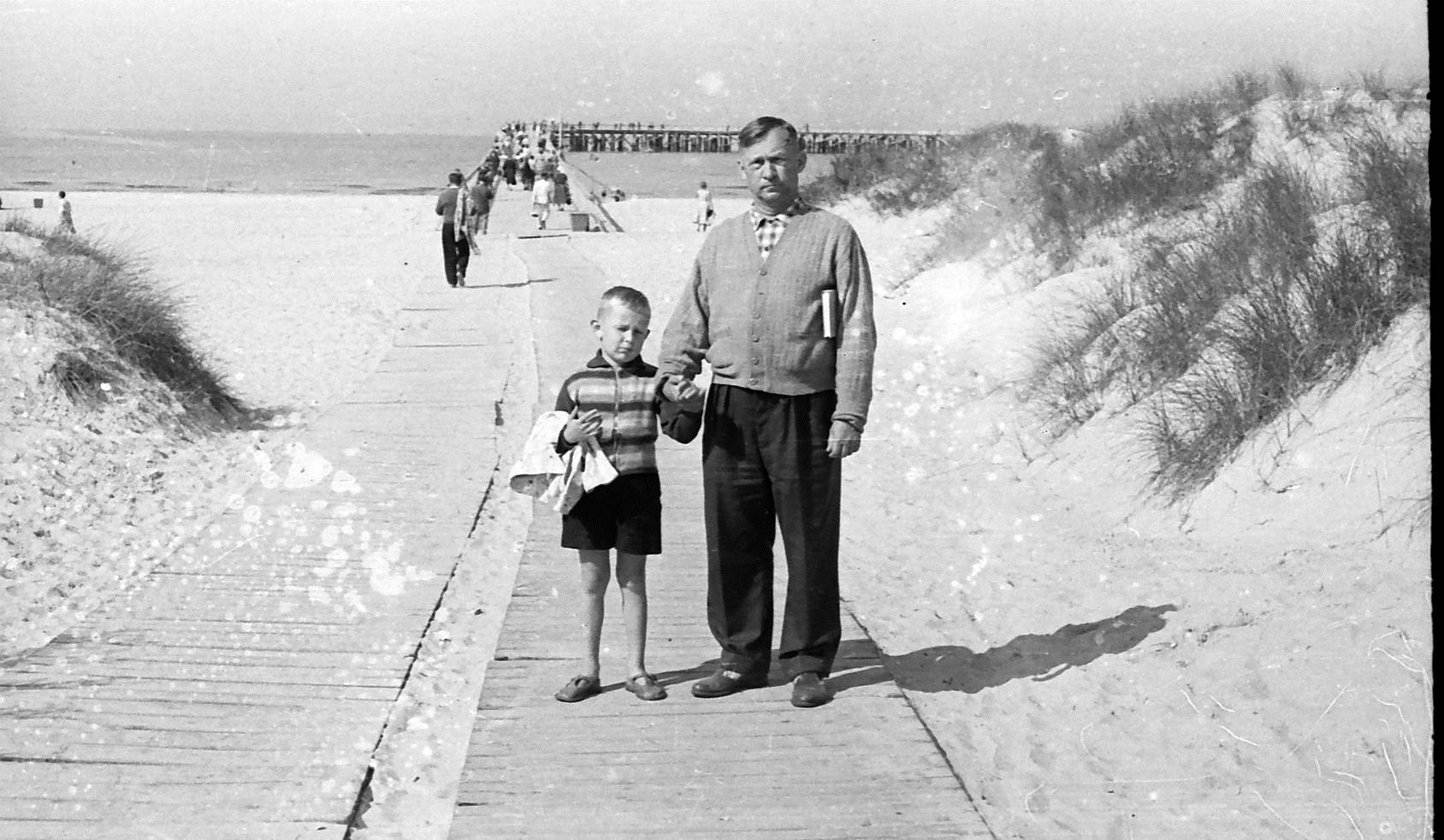 Agronomas Petras Vasinauskas su jauniausiu sūnumi Augiu Vasinausku Palangoje. 1960 m.