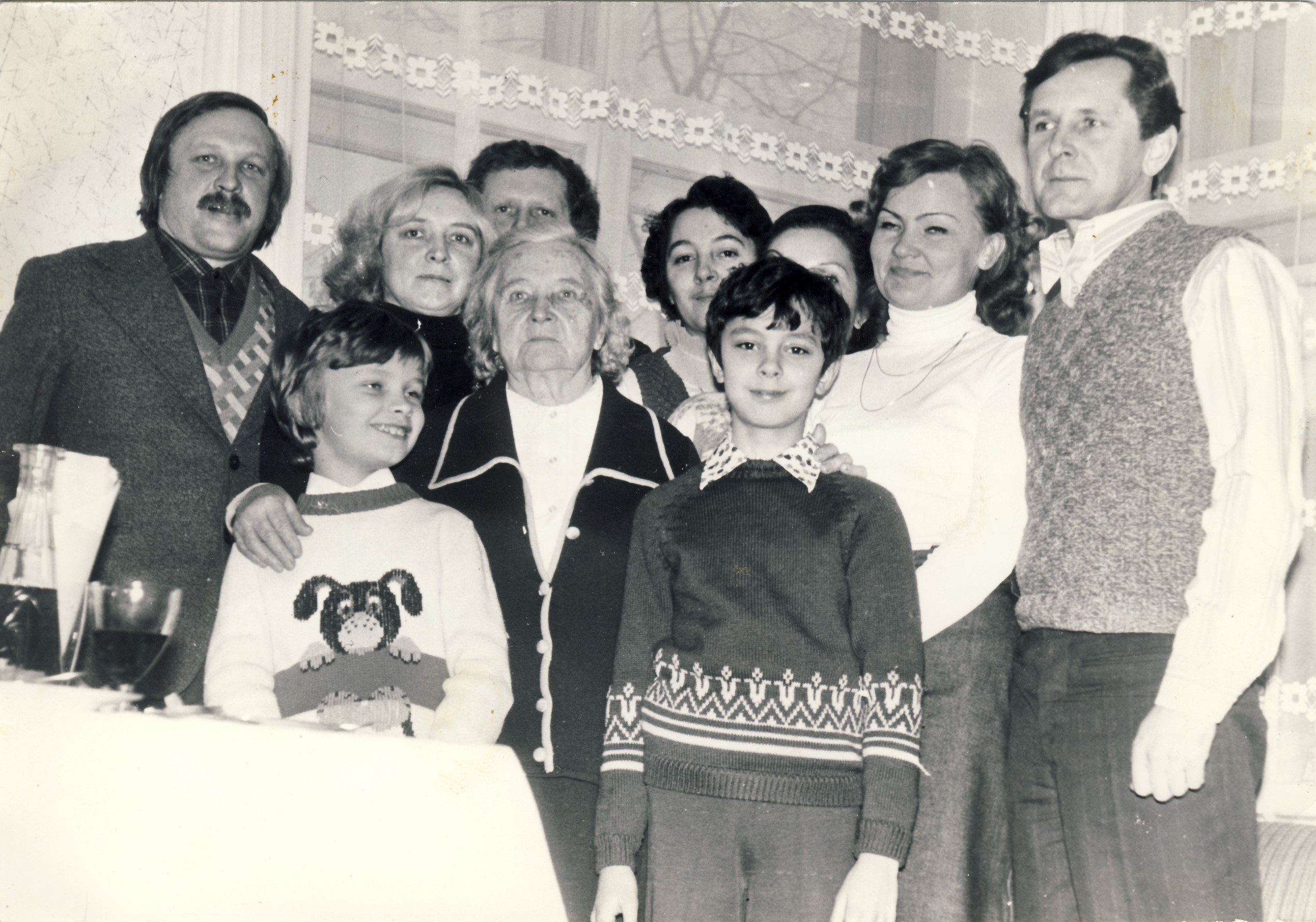 Profesoriaus, agronomo Petro Vasinausko žmona Ona Vasinauskienė apsupta vaikų – Romualdo, Danutės ir Algio šeimų. 1980 m.