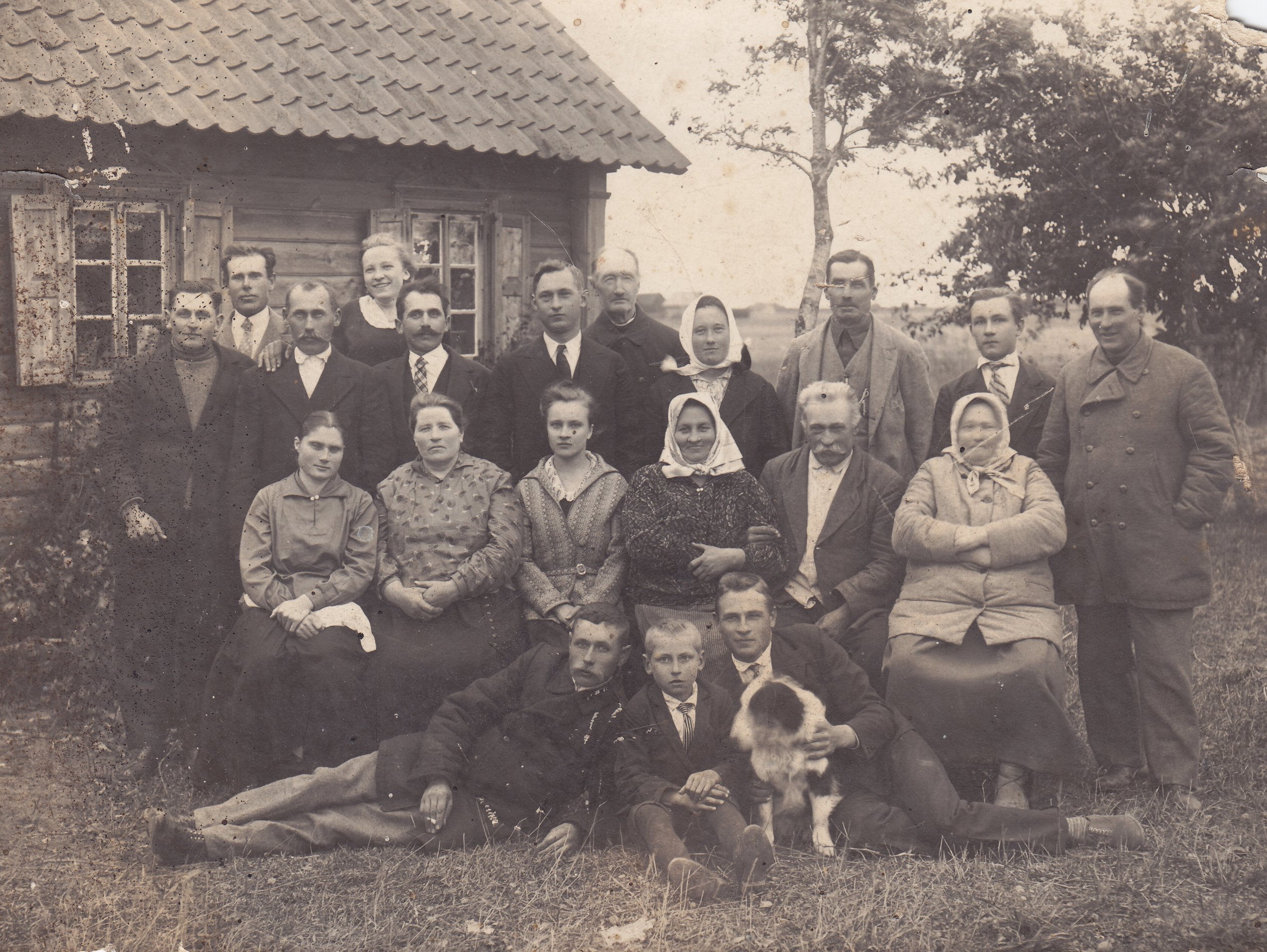 Petras Vasinauskas (trečioje eilėje ketvirtas iš kairės) su savo šeima ir kaimynais. 1931 m.