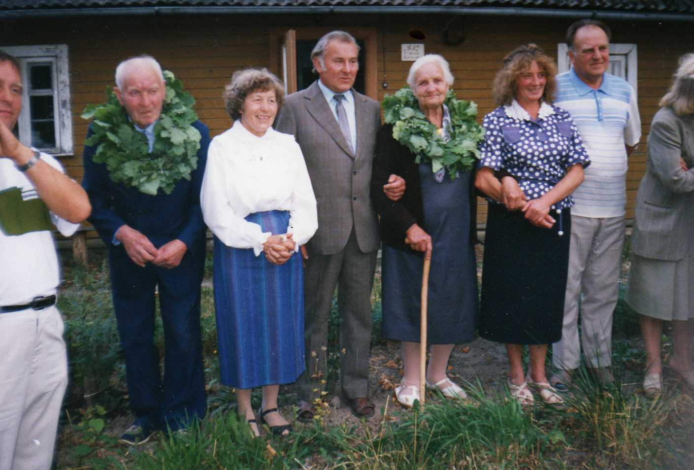 Vasinauskų giminės susitikimas. Profesoriaus, agronomo Petro Vasinausko brolis Jonas Vasinauskas (antras iš kairės). 1994 m.