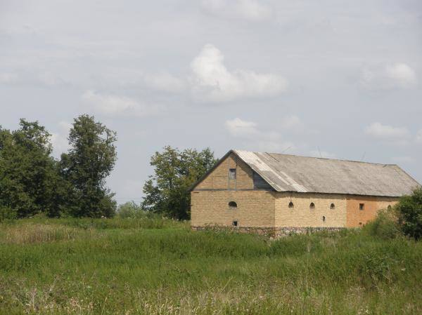 Išlikęs vienas Paliepių Grūžių dvaro ūkinis pastatas. Danutės Ratinskienės nuotrauka