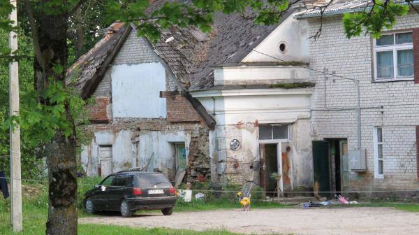 Dagilynės dvaras. Prie dvaro rūmų pristatytas mūrinis pastatas. Gražvydo Balčiūnaičio nuotrauka, 2011