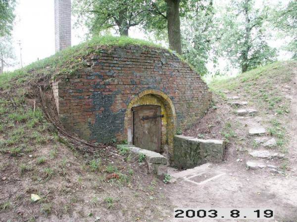 Saločių dvaro rūsys. Lietuvos dvarų duomenų bazė [interaktyvus]. Prieiga per internetą: http://www.heritage.lt/dvarai/foto.php?id=324#3.