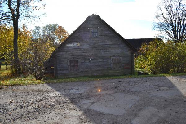 Poeto, partizano Broniaus Krivicko gimtojo namo fragmentas. Nuotrauka iš Pasvalio Mariaus Katiliškio viešosios bibliotekos Krašto kultūros dokumentavimo centro fondų, 2015