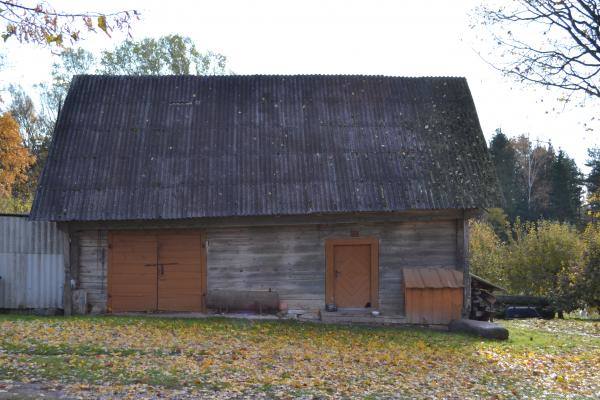 Poeto, partizano Broniaus Krivicko gimtojoje sodyboje esantis ūkinės paskirties pastatas. Nuotrauka iš Pasvalio Mariaus Katiliškio viešosios bibliotekos Krašto kultūros dokumentavimo centro fondų, 2015