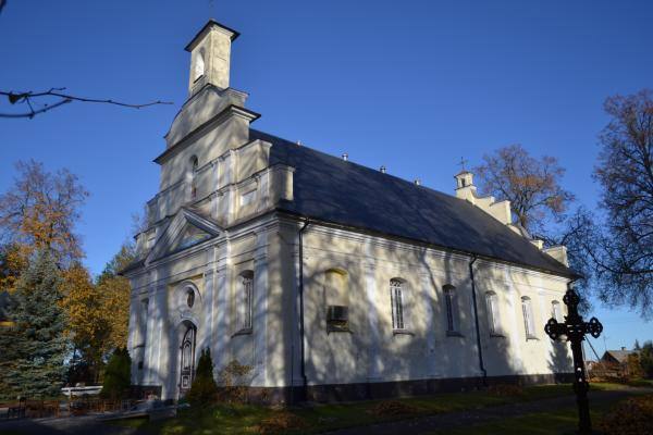 Daujėnų Švč. Jėzaus Vardo bažnyčios šoninė dalis. Nuotrauka iš Pasvalio Mariaus Katiliškio viešosios bibliotekos Krašto kultūros dokumentavimo centro fondų, 2015