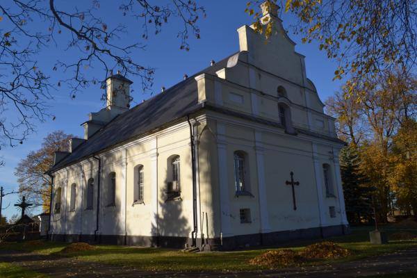 Daujėnų Švč. Jėzaus Vardo bažnyčios šoninė dalis. Nuotrauka iš Pasvalio Mariaus Katiliškio viešosios bibliotekos Krašto kultūros dokumentavimo centro fondų, 2015
