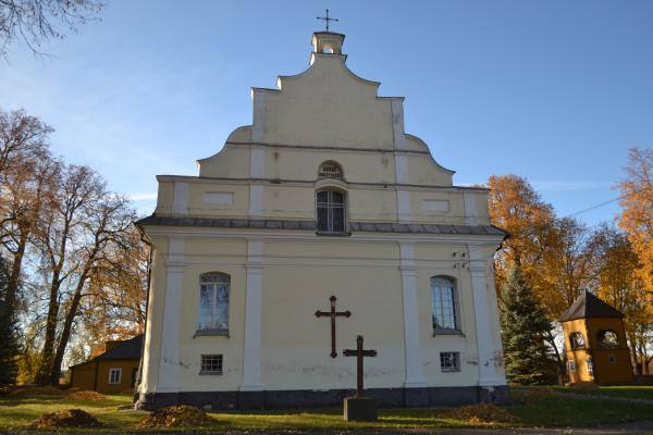 Daujėnų Švč. Jėzaus Vardo bažnyčios galinė dalis. Nuotrauka iš Pasvalio Mariaus Katiliškio viešosios bibliotekos Krašto kultūros dokumentavimo centro fondų, 2015