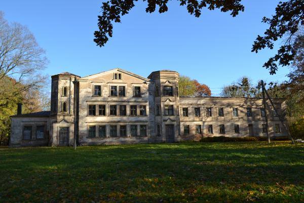 Gulbinėnų dvaro ansamblis. Nuotrauka iš Pasvalio Mariaus Katiliškio viešosios bibliotekos Krašto kultūros dokumentavimo centro fondų, 2015