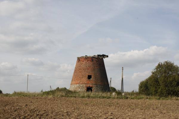 Paliepių vėjo malūnas iš pietryčių. Zenono Baubonio nuotrauka, 2012 [interaktyvus]. Prieiga per internetą: http://www.malunai.lt/gallery.php?malunas_id=148&tipas=1&foto_id=8995 [žiūrėta 2018-05-29].